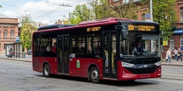 109 Маршрутка Харькова едет по улицам города