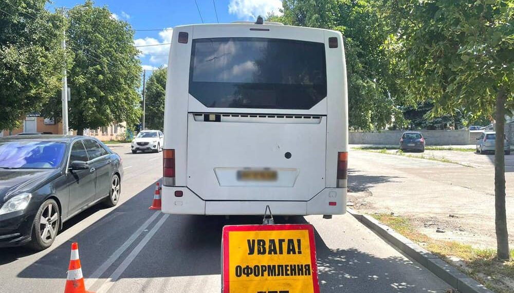 У Житомирі літній чоловік потрапив під колеса автобусу та до лікарні. ФОТО | Кримінальні новини