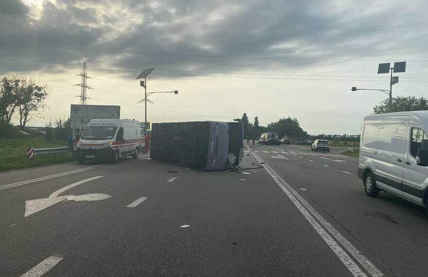 ДТП 2023 – в Киевской области перевернулся автобус | Новини Київа