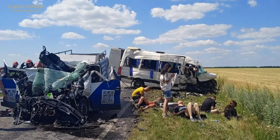 У ДТП на Кіровоградщині зіткнулися вантажний та пасажирський бусики, двоє людей загинули. ФОТО | Кримінальні новини