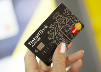 Картки від «Тінькофф банку» перестануть працювати за кордоном / У світі /