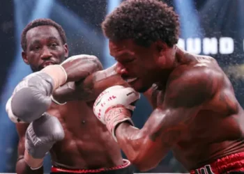 Кроуфорд победил Спенса в бою за титул абсолюта: видео эпичного нокаута от одного из лучших боксеров планеты – Спорт