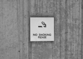 Міністр охорони здоровʼя Гонконгу запропонував дуже незвичний новий спосіб боротьби з курінням / У світі /