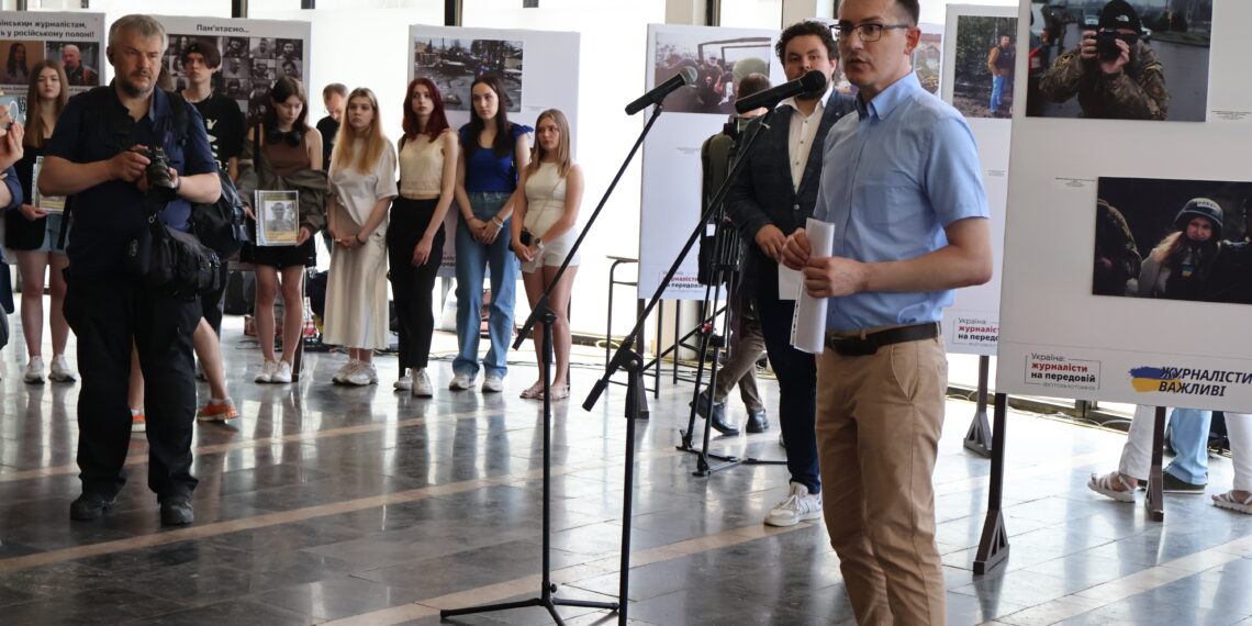 Напередодні Дня журналіста у вестибюлі станції метро «Золоті ворота» відкрилась фотовиставка «Україна: журналісти на передовій» (+фото) –