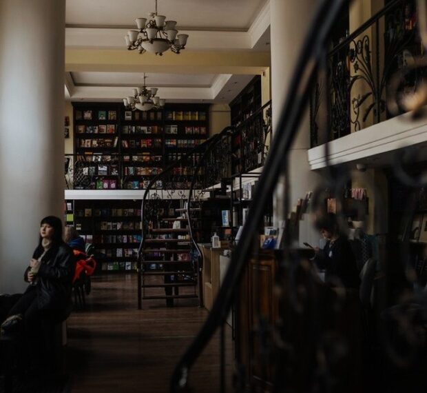 Прийняли на переробку понад 70 тонн російських книг: як працює книгарня «Сяйво книги» — Новини Київа