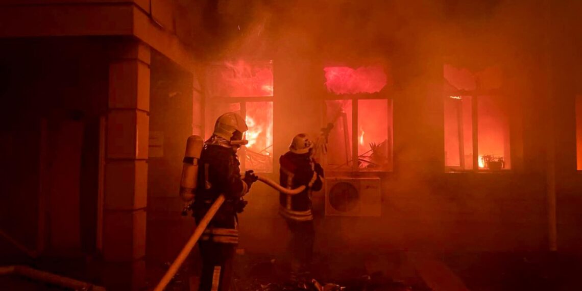 Рятувальники показали, як ліквідовували пожежу у зруйнованому рашистами будинку в Одесі (фото) — Одеса