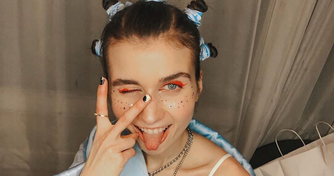 Співачка з Василькова Jerry Heil випустила до глибини пронизливий трек під назвою “Благословенна Земля” (ВІДЕО)