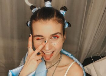 Співачка з Василькова Jerry Heil випустила до глибини пронизливий трек під назвою “Благословенна Земля” (ВІДЕО)