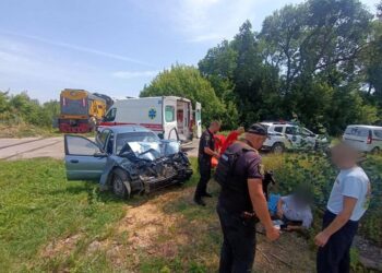 У Білоцерківському районі легковик на швидкості врізався у локомотив (ФОТО)
