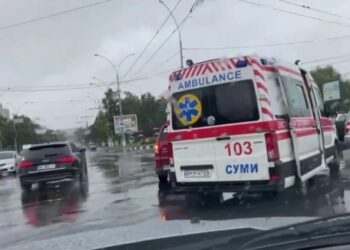 У Сумах біля фонтану “Садко” зіткнулися дві “Чері” – Суми та область