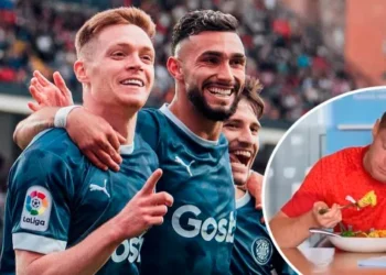 Жирона показала, как и чем кормят команду в Манчестере: выражение лица Цыганкова стоит увидеть – Спорт