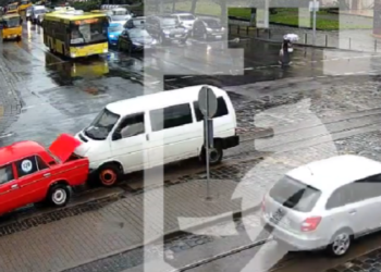 Зіткнулися три автомобілі: у Львові біля Оперного театру сталася аварія (відео) – Перший львівській портал