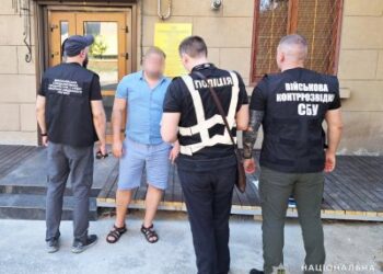 8500 доларів США за сприяння зі зняття з військового обліку – миколаївські поліцейські затримали посередника на вимаганні неправомірної вигоди » Новини Миколаїва