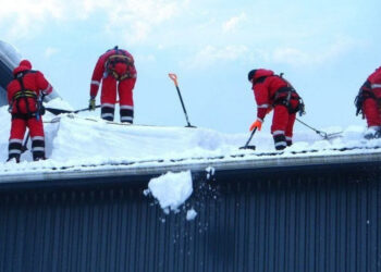 Київтеплоенерго замовило чистку від снігу дахів своїх офісних будівель | Київщіна