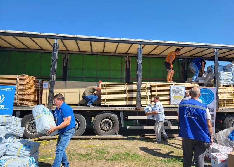 До громад Херсонщини доставили сотню будівельних наборів