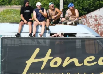 Игроки Миная проведали болельщика в больнице после инцидента во время матча с ЛНЗ: фанату вручили футболку с автографами – Спорт