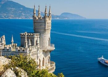 Кількість туристів в окупованому Криму в липні скоротилася майже наполовину – Економіка