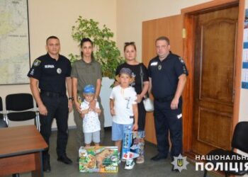 Миколаївські правоохоронці передали подарунки дітям спецпризначенців, які загинули під час оборони міста від ворожого вторгнення рф » Новини Миколаїва