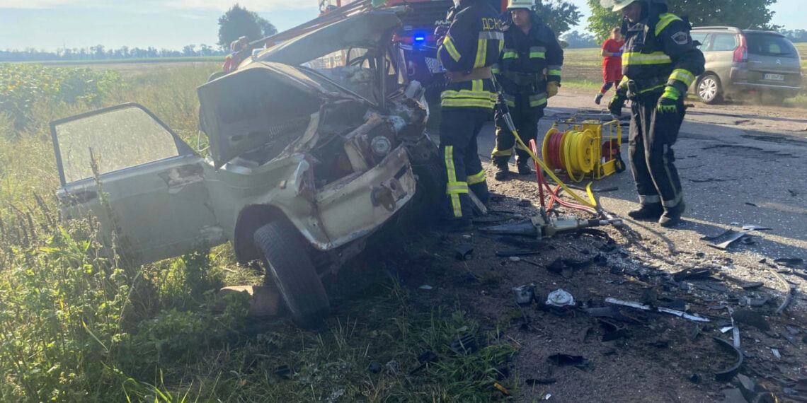 На Білоцерківщині сталася смертельна ДТП: водій та пасажир загинули на місці (ФОТО)
