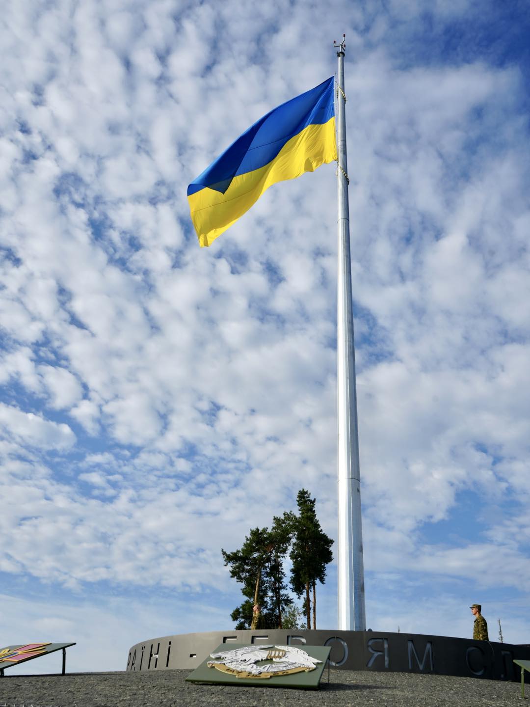 На зображенні може бути: 1 особа, пам’ятник та текст