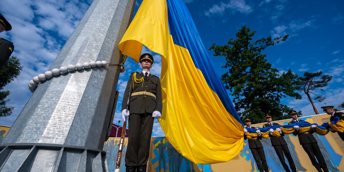 На найвищому стяготримачі Львівщини підняли Державний прапор України. Фото – Перший львівській портал