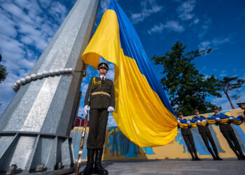 На найвищому стяготримачі Львівщини підняли Державний прапор України. Фото – Перший львівській портал