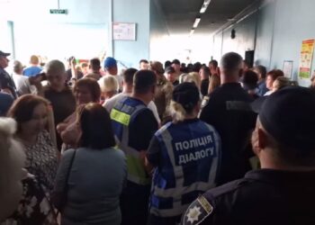 На сесії Бородянської селищної ради ситуацію контролювали 30 поліцейських