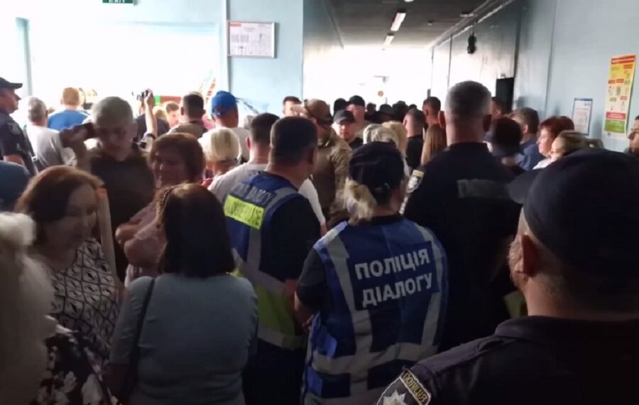 На сесії Бородянської селищної ради ситуацію контролювали 30 поліцейських