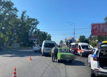 Не встиг зреагувати: у Броварах в ДТП постраждали двоє пасажирів ВАЗ (ФОТО)