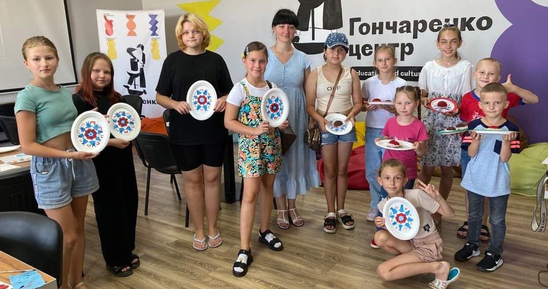 Петриківський розпис як арттерапія: майстриня зі Сквири адаптує маленьких переселенців до нової домівки за допомогою творчих занять (ФОТО)