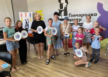 Петриківський розпис як арттерапія: майстриня зі Сквири адаптує маленьких переселенців до нової домівки за допомогою творчих занять (ФОТО)