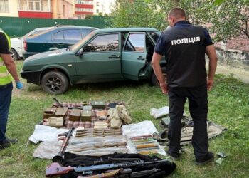 Поліцейські Сумщини викрили групу осіб за вимагання 100 тисяч гривень та незаконне зберігання зброї – Суми та область