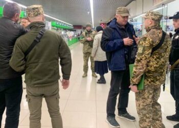 Повістки роздаватимуть двірники? В Україні хочуть змінити правила проведення мобілізації – Економіка