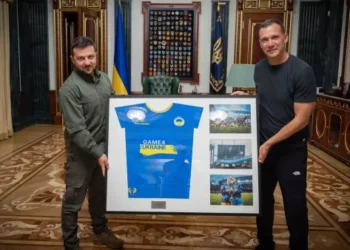 Шевченко сделал Зеленскому футбольный подарок: президент Украины получил футболку с автографами участников Game4Ukraine – Спорт