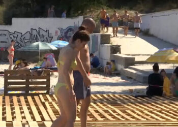 Скандал: на открытом пляже в Одессе ставят деревянный настил для гольфа