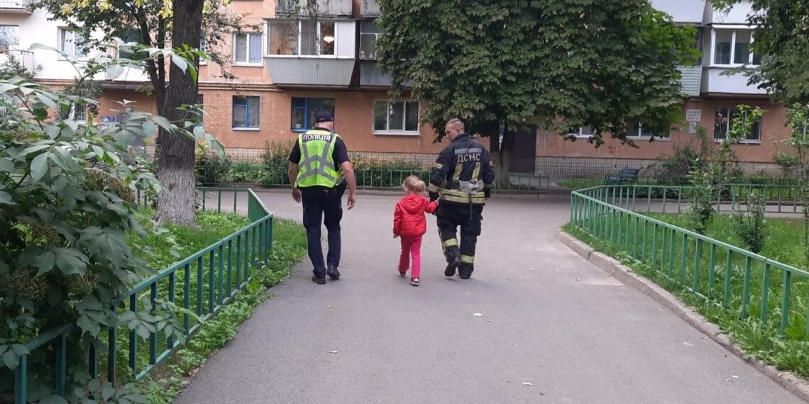 У Борисполі дитина намагалась злізти з вікна по канату