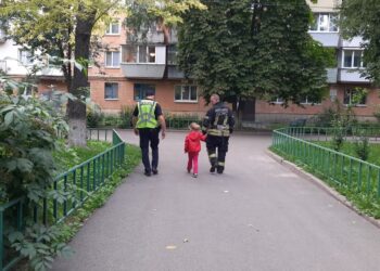 У Борисполі дитина намагалась злізти з вікна по канату