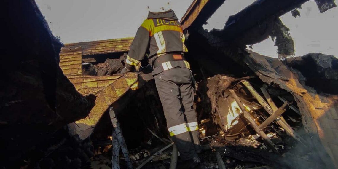 У Броварському районі блискавка влучила у житловий будинок (ФОТО)