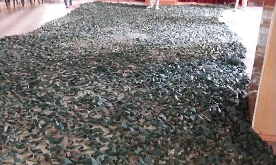 У Гостомельській громаді сплели велетенську маскувальну сітку (ФОТО)