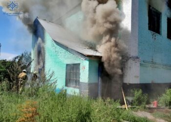 У Конотопі сталося масштабне загоряння двоповерхової будівлі – Суми та область