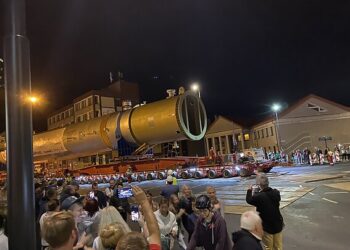 У Литві сотні людей прийшли подивитися на “історичне” перевезення гігантського реактора (фото) – Економіка