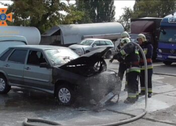 У Сумах на проспекті Перемоги горів автомобіль – Суми та область