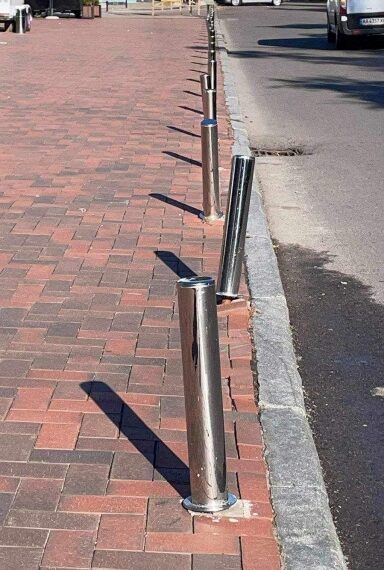 У Сумах пошкодили запобіжні стовпчики на Театральній площі – Суми та область