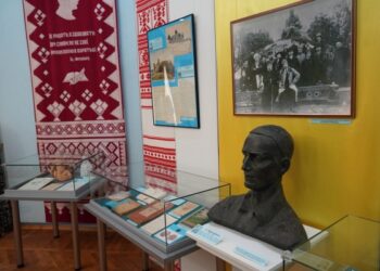 У Сумах відкрили виставковий проєкт «Становлення української державності: постаті та артефакти у музейному просторі» – Суми та область