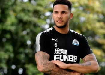 Угрожали застрелить: капитан Ньюкасла чудом спасся во время пьяной драки возле бара, видео момента – Спорт