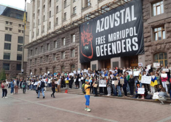 Під КМДА на мітингу за витрату грошей “не на бруківку, а на ЗСУ” затримали активіста | Київщіна