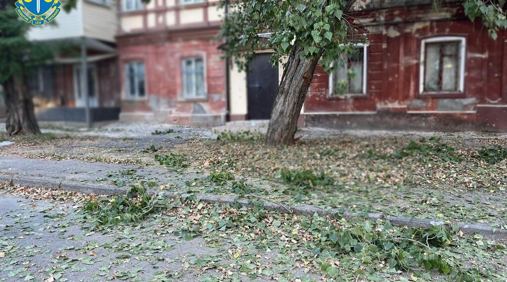 Армія рф вночі атакувала Херсон: є травмовані