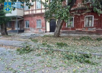 Армія рф вночі атакувала Херсон: є травмовані