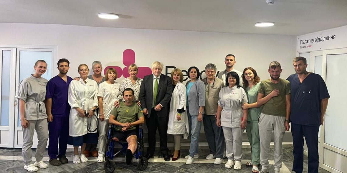 Борис Джонсон побував у реабілітаційному центрі на Київщині (ФОТО)