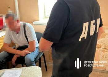 ДБР підозрює правоохоронця із Сум у продажу інформації зі спеціальних баз даних – Суми та область